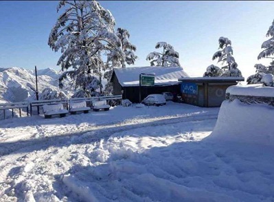 बर्फ की सफेद चादर में लिपटी मसूरी से लेकर औली, चकराता और नैनीताल की वादियां