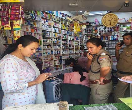 मेडिकल स्टोर पर स्वास्थ्य विभाग का औचक निरीक्षण