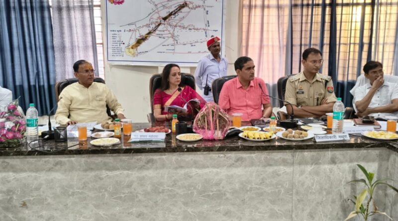 सांसद हेमा मालिनी ने मुड़िया पूर्णिमा मेला की समीक्षा बैठक मैं तैयारी को परखा