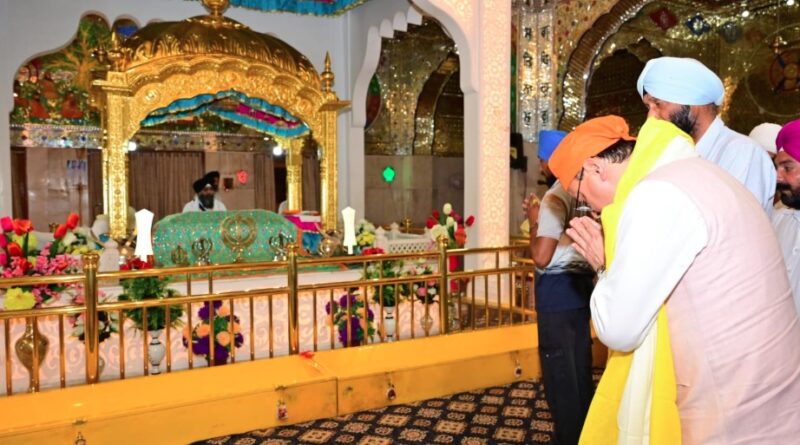 मुख्यमंत्री धामी ने नानकमत्ता साहिब में टेका मत्था