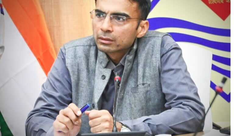 विशेषाधिकार का प्रयोग कर डीएम ने दोषी इंस्पेक्टर पिता का शस्त्र लाईसेंस किया निलम्बित