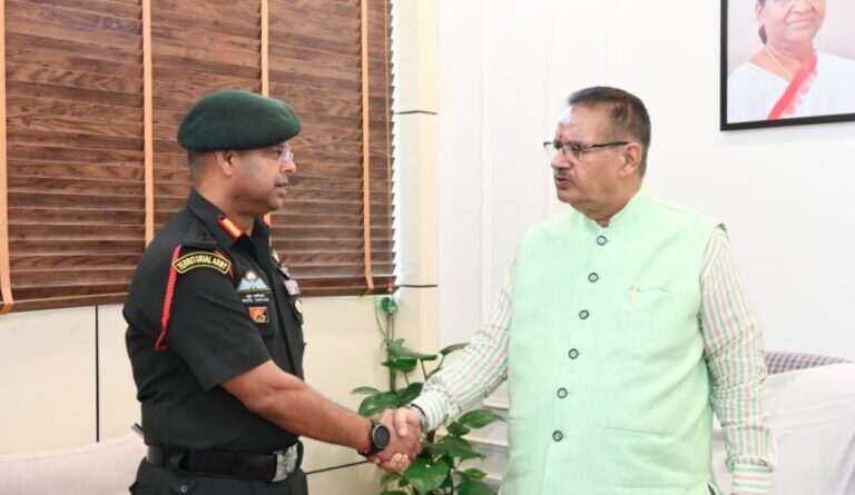 सैनिक कल्याण मंत्री गणेश जोशी से मिले इको गढ़वाल राइफल्स के कमान अधिकारी