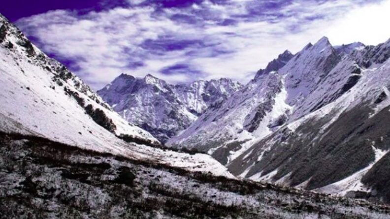 बर्फ की चादर में ढकी फूलों की घाटी, आज से बंद हुआ पर्यटकों का प्रवेश