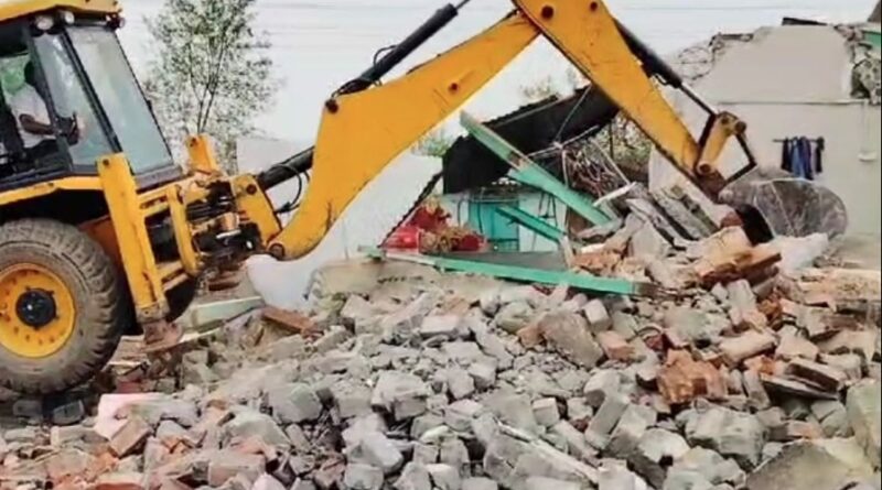 सरकारी भूमि पर बने अवैध ढांचे पर चला प्रशासन का बुलडोज़र