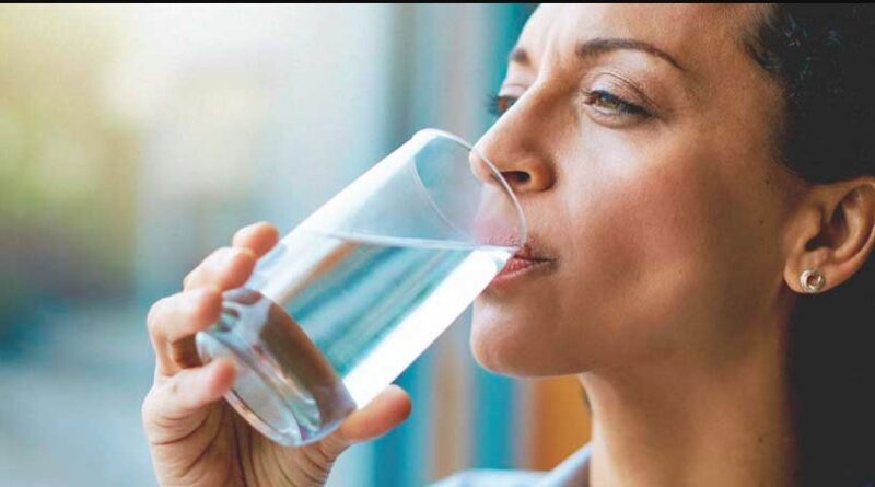 ठंड में कम पानी पीना बन सकता है गंभीर बीमारियों की वजह, विशेषज्ञों ने दी चेतावनी