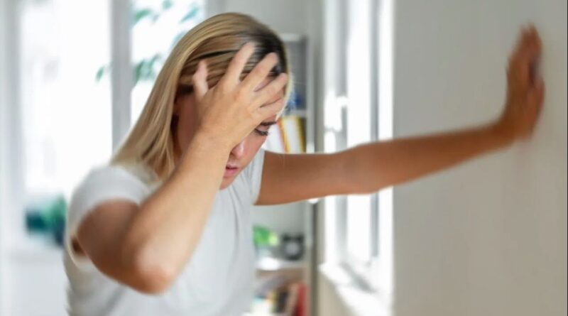 अचानक खड़े होते ही चक्कर आना? यह कमजोरी नहीं, हो सकता है किसी गंभीर बीमारी का संकेत