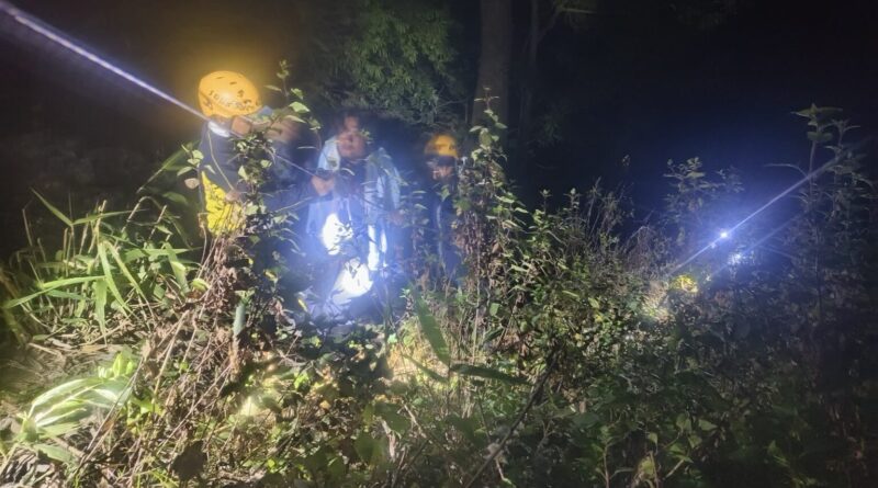 जनपद चंपावत: सुखीढांग क्षेत्रांतर्गत खाई में गिरा वाहन, एसडीआरएफ ने रेस्क्यू कर घायलों को पहुंचाया अस्पताल