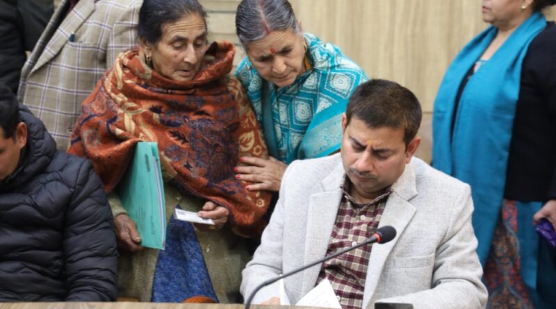 जनता दरबार में 190 शिकायतें दर्ज, कई मामलों का मौके पर समाधान