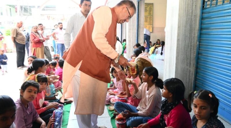 कैबिनेट मंत्री गणेश जोशी ने चैत्र नवरात्रि के षष्ठम दिन 251 कन्याओं का पूजन कर लिया आशीर्वाद