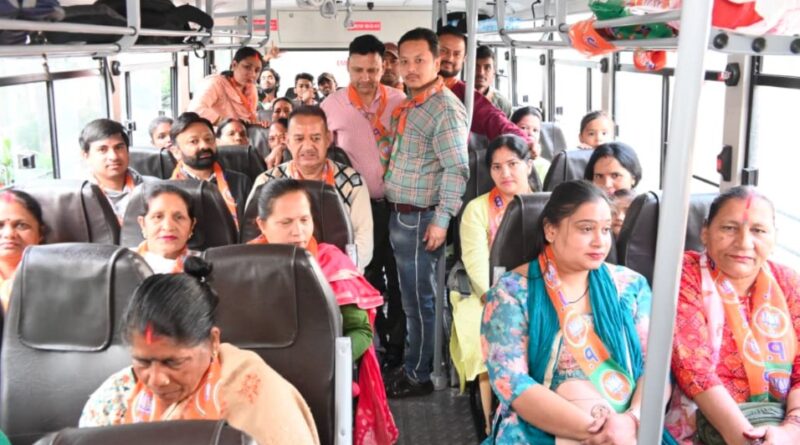 पार्टी कार्यकर्ताओं संग हरिद्वार रवाना हुए कैबिनेट मंत्री गणेश जोशी