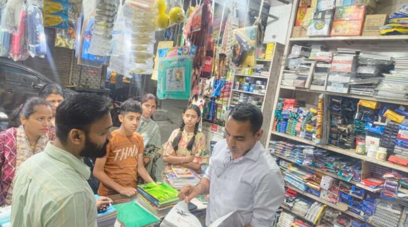 डीएम रयाल के निर्देश पर एसडीएम गोपाल चौहान ने बुक सेलरों के यहां की छापेमारी