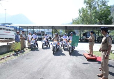 श्रद्धालुओं की सुरक्षा एवं सुगम यात्रा के लिए पुलिस का नया कदम, गंगोत्री-यमुनोत्री मार्गों में हाईटेक बुलेट मोटर साइकिलों को एसपी कमलेश उपाध्याय ने दिखाई हरी झंडी