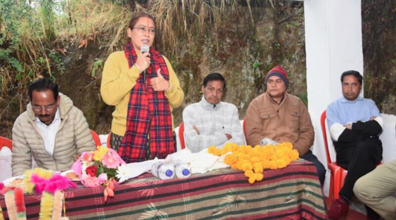 मंत्री रेखा आर्या ने जन मिलन कार्यक्रम में सुनीं ग्रामीणों की समस्याएं