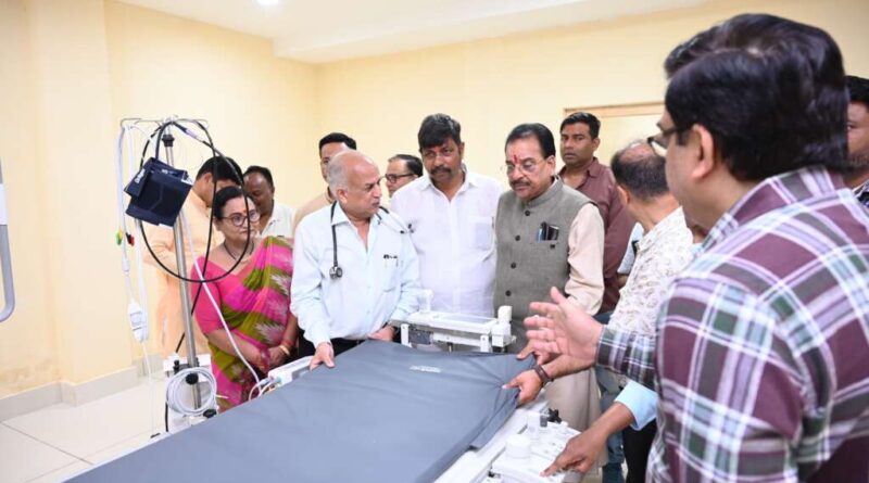 एसटीएच में सांसद अजय भट्ट ने अपने ड्रीम प्रोजेक्ट कार्डियक कैथ लैब का किया निरीक्षण