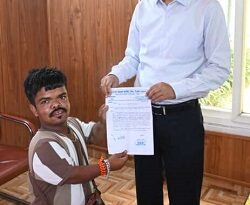जनता दरबार में कुमाऊं कमिश्नर दीपक रावत ने फरियादियों की समस्याओं का किया समाधान, गरुड़ के लच्छू पहाड़ी ने सड़क निर्माण को लेकर दिया ज्ञापन