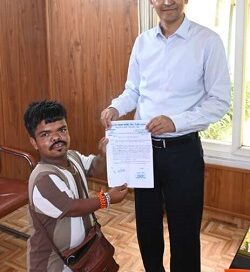 जनता दरबार में कुमाऊं कमिश्नर दीपक रावत ने फरियादियों की समस्याओं का किया समाधान, गरुड़ के लच्छू पहाड़ी ने सड़क निर्माण को लेकर दिया ज्ञापन