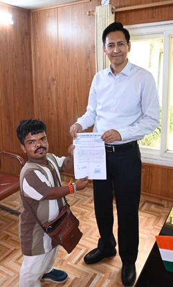 जनता दरबार में कुमाऊं कमिश्नर दीपक रावत ने फरियादियों की समस्याओं का किया समाधान, गरुड़ के लच्छू पहाड़ी ने सड़क निर्माण को लेकर दिया ज्ञापन