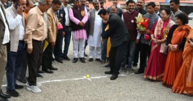 ऑल इंडिया ट्रेड्स कप हॉकी की 100 वीं प्रतियोगिता का भव्य आगाज, कुमाऊँ कमिश्नर दीपक रावत ने गेंद पर शॉट लगाकर प्रतियोगिता का किया विधिवत उद्घाटन