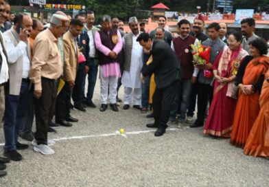 ऑल इंडिया ट्रेड्स कप हॉकी की 100 वीं प्रतियोगिता का भव्य आगाज, कुमाऊँ कमिश्नर दीपक रावत ने गेंद पर शॉट लगाकर प्रतियोगिता का किया विधिवत उद्घाटन