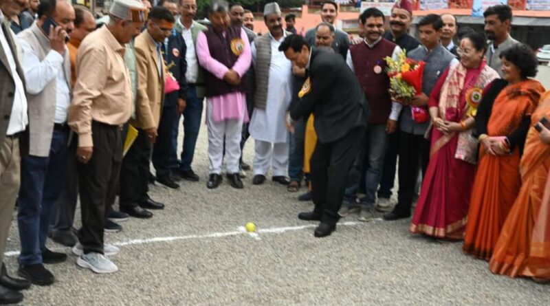 ऑल इंडिया ट्रेड्स कप हॉकी की 100 वीं प्रतियोगिता का भव्य आगाज, कुमाऊँ कमिश्नर दीपक रावत ने गेंद पर शॉट लगाकर प्रतियोगिता का किया विधिवत उद्घाटन