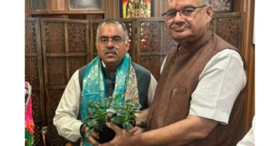राष्ट्रीय महामंत्री तरुण चुघ से मिले कैबिनेट मंत्री गणेश जोशी