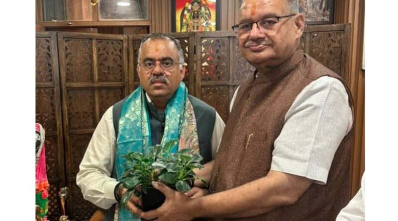 राष्ट्रीय महामंत्री तरुण चुघ से मिले कैबिनेट मंत्री गणेश जोशी