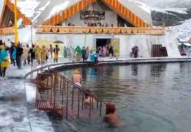 मौसम ने बदली करवट, बदरीनाथ धाम और हेमकुंड साहिब में हुई बर्फबारी