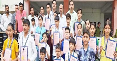 मेडल पाकर खिले हाथरस के जिला टॉपरों के चेहरे , 44 मेधावी हुए सम्मानित