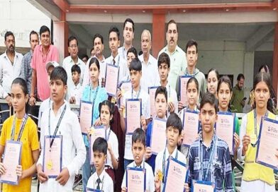 मेडल पाकर खिले हाथरस के जिला टॉपरों के चेहरे , 44 मेधावी हुए सम्मानित