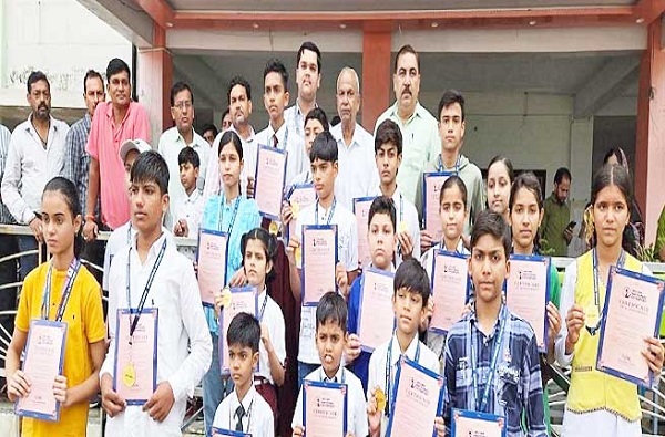 मेडल पाकर खिले हाथरस के जिला टॉपरों के चेहरे , 44 मेधावी हुए सम्मानित