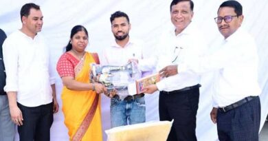 CM पुष्कर धामी के निर्देश पर DG सूचना बंशीधर तिवारी ने फरियादी महिला को तत्काल दिलाई सिलाई मशीन