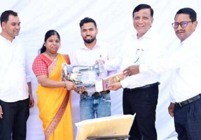 CM पुष्कर धामी के निर्देश पर DG सूचना बंशीधर तिवारी ने फरियादी महिला को तत्काल दिलाई सिलाई मशीन