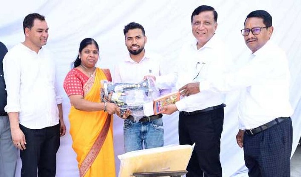 CM पुष्कर धामी के निर्देश पर DG सूचना बंशीधर तिवारी ने फरियादी महिला को तत्काल दिलाई सिलाई मशीन