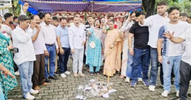स्मार्ट मीटर के खिलाफ फूटा जनआक्रोश, बिजली बिलों की प्रतियां जलाकर किया विरोध