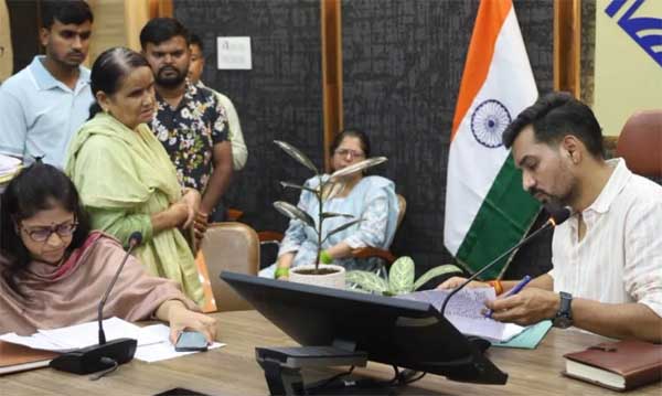 डीएम ने समाधान दिवस पर जनता की समस्याओं और शिकायतो को गंभीरता सुना और उनके त्वरित निस्तारण के निर्देश संबंधित अधिकारियों को दिए