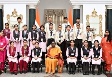 एकलव्य विद्यालयों के छात्रों ने किया राष्ट्रपति भवन का भ्रमण, राष्ट्रपति द्रौपदी मुर्मु से की मुलाकात