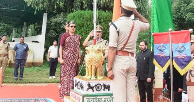 पिथौरागढ़ के मिनी स्टेडियम में प्रभारी मंत्री रेखा आर्या ने किया ध्वजारोहण