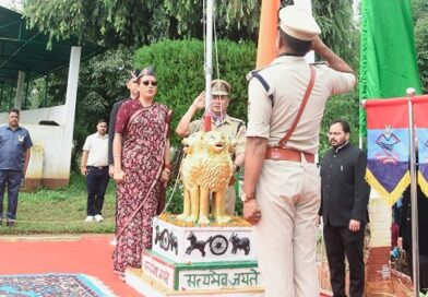 पिथौरागढ़ के मिनी स्टेडियम में प्रभारी मंत्री रेखा आर्या ने किया ध्वजारोहण