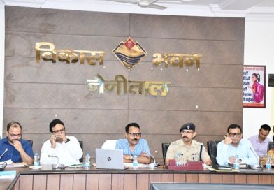 डीएम ने विकास कार्यों की समीक्षा कर अधिकारियों को दिए कड़े निर्देश