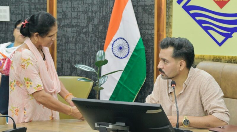 समाधान दिवस में डीएम ने सुनीं 140 फरियादियों की शिकायतें, कई मामलों का मौके पर किया निस्तारण