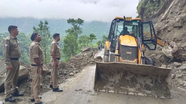 हल्द्वानी: नैनीताल मार्ग पर आया भारी मलबा, प्रशासन और पुलिस की तत्परता से यातायात हुआ बहाल
