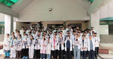 हल्द्वानी : अपनी कई मांगो को लेकर मेडिकल कॉलेज के प्रशिक्षु डाक्टरों ने काला फीता बांधकर किया आंदोलन
