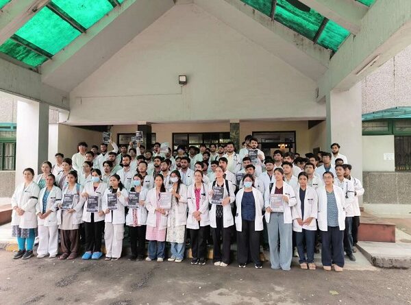 हल्द्वानी : अपनी कई मांगो को लेकर मेडिकल कॉलेज के प्रशिक्षु डाक्टरों ने काला फीता बांधकर किया आंदोलन