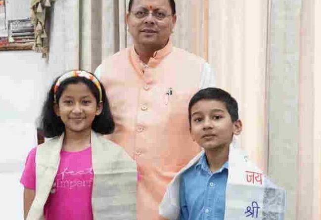माउंट किलिमंजारो का सफल आरोहण करने वाले पर्वतारोही रियांश और प्रिशा पहुंचे दून, सीएम से मिले