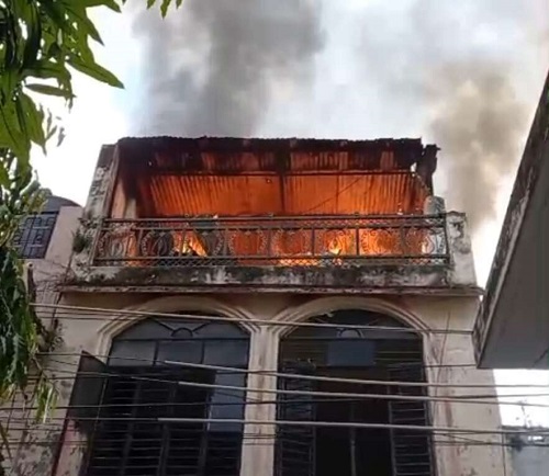 हल्द्वानी: भोलेनाथ गार्डन में मकान की दूसरी मंजिल पर लगी भीषण आग, कपड़ों का गोदाम जलकर खाक(वीडियो)