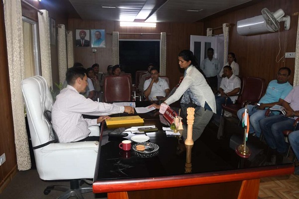 हल्द्वानी : जनता दरबार में कुमाऊं कमिश्नर दीपक रावत ने भूमि विवाद, मृत्यु प्रमाण पत्र सुधार करने,कालेज में प्रबन्धन समिति गठित करने सहित भरण पोषण जैसी कई समस्याओं का किया समाधान