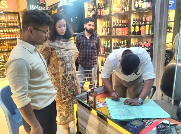 बड़ी खबर :शराब की दुकानों पर ओवररेटिंग एवं अनियमितताओं की शिकायतों पर डीएम का एक्शन