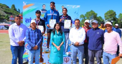 जिलाधिकारी ने सांसद चैंपियनशिप ट्रॉफी में पहुंचकर बढ़ाया खिलाड़ियों का उत्साह