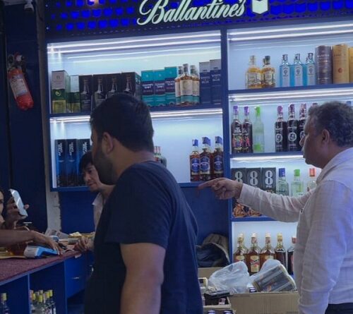 भवाली में अंग्रेजी शराब की दुकान पर छापेमारी,ओवररेटिंग और रेट लिस्ट नहीं होने की शिकायत