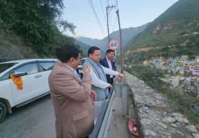 श्रीनगर से सड़क मार्ग से देहरादून लौटते हुए मुख्यमंत्री धामी ने किया राष्ट्रीय राजमार्ग का स्थलीय निरीक्षण